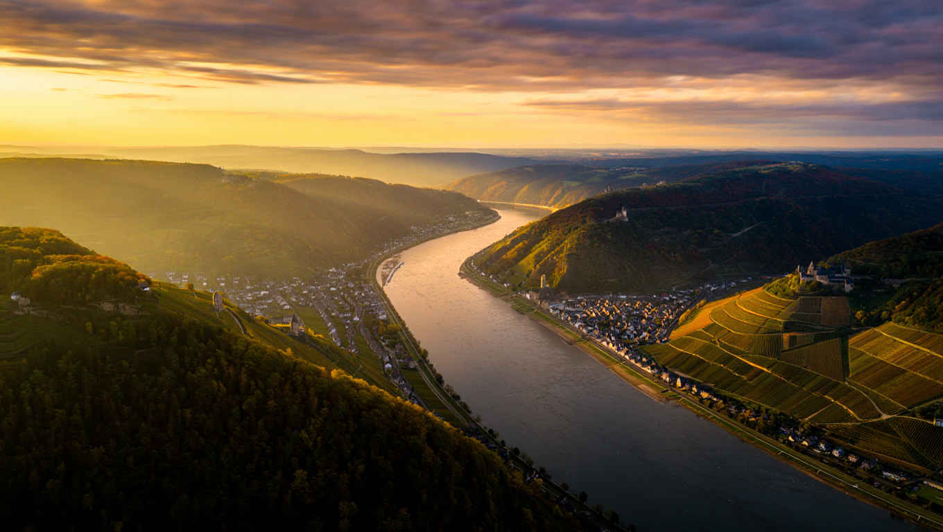 Atemberaubende Rheintal-Landschaft mit Burgen, Weinbergen und dem mächtigen Fluss
